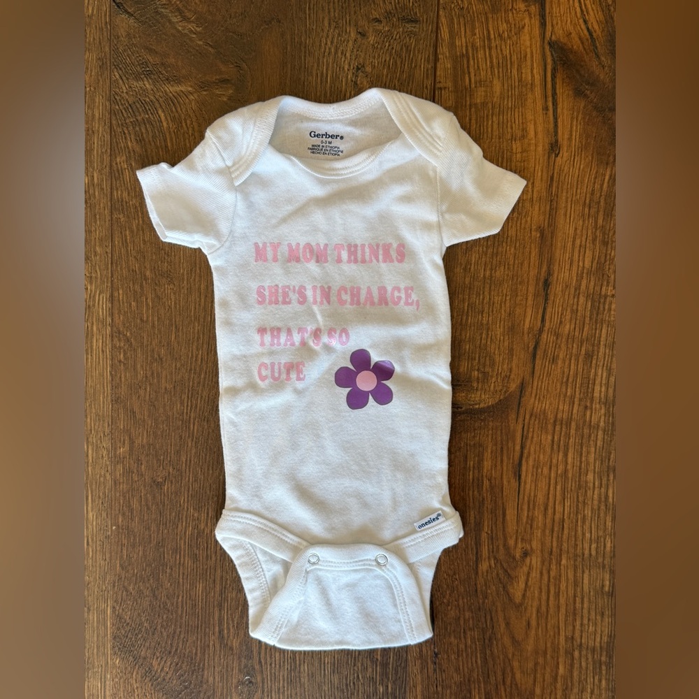 ✨4/$15✨ Mom Thinks She’s in Charge Baby Onesie Gerber Size 0-3 Months